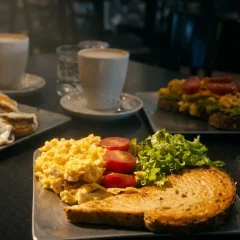 huevo revuelto con ensalada