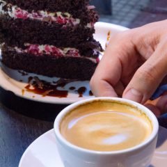 cafe doble y torta selva negra