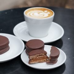 cafe-con-leche-mas-alfajor.jpg